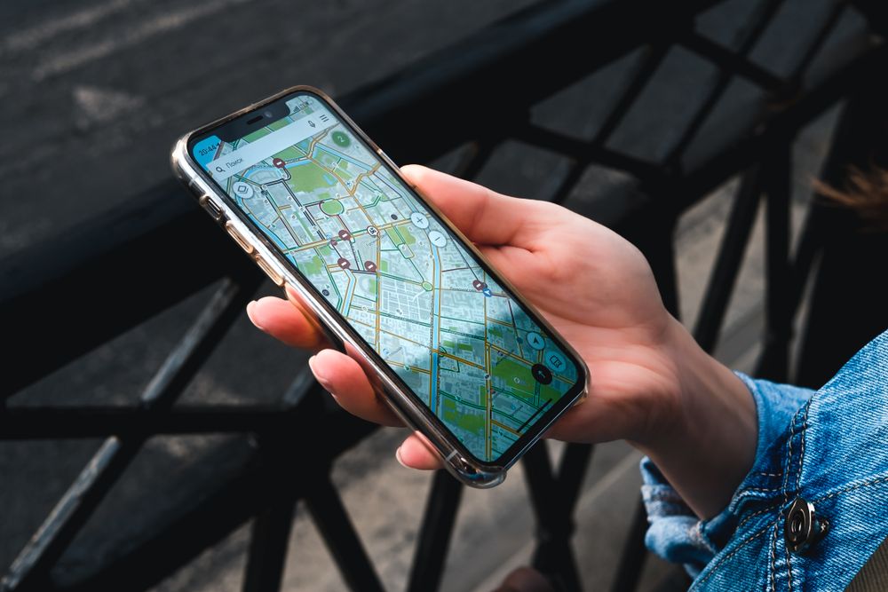 Telefon z otwartą mapą w wyszukiwarce lokalnej